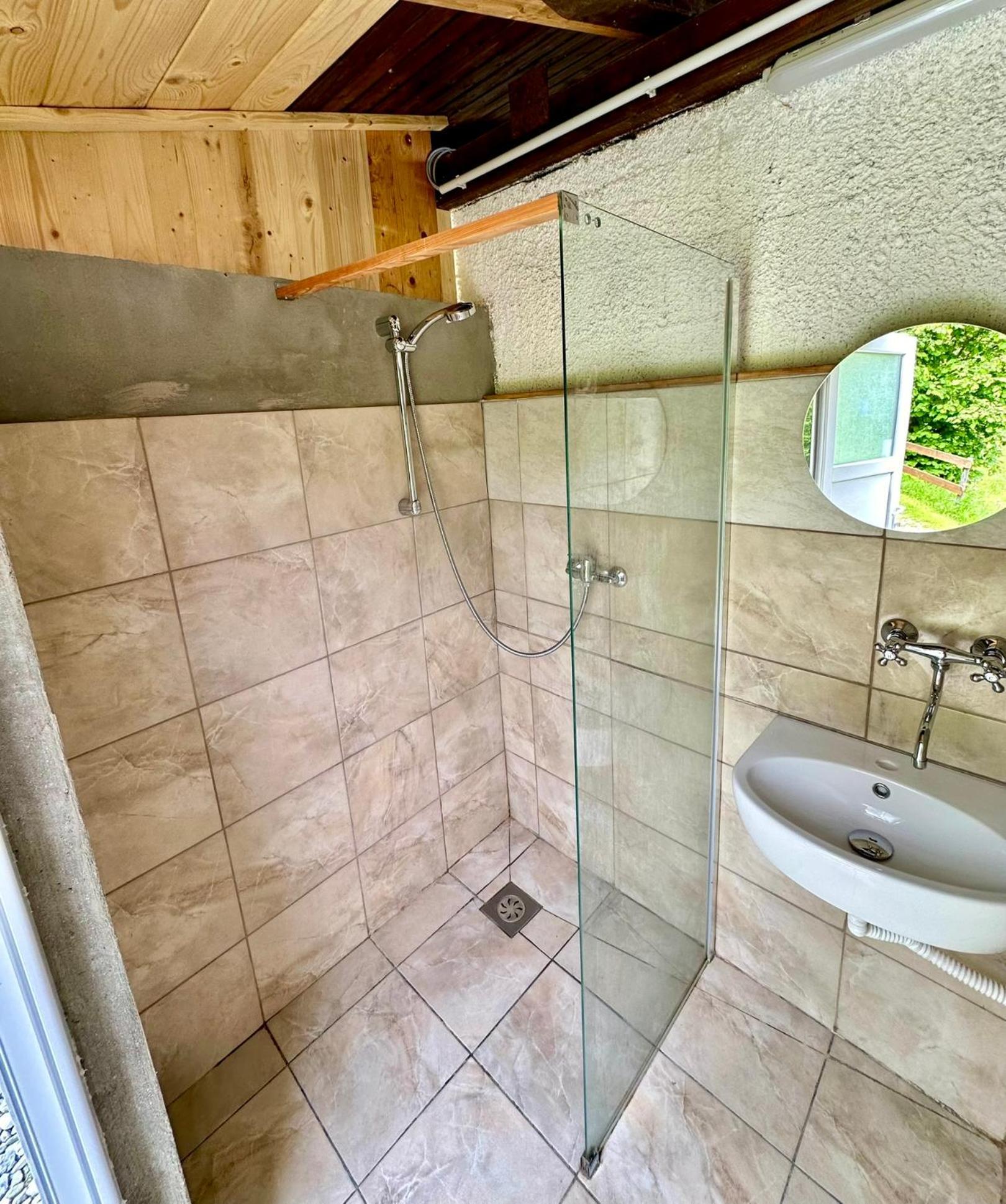 מלון קובאריד Glamping Krn מראה חיצוני תמונה